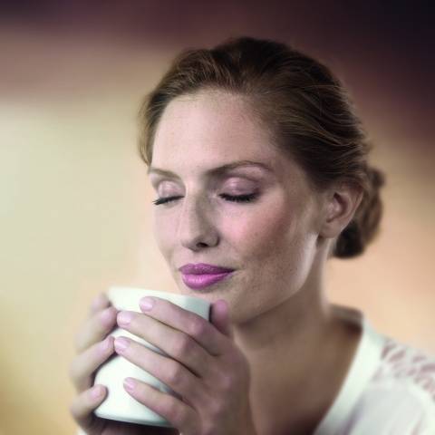 Frau drinkt Caotina