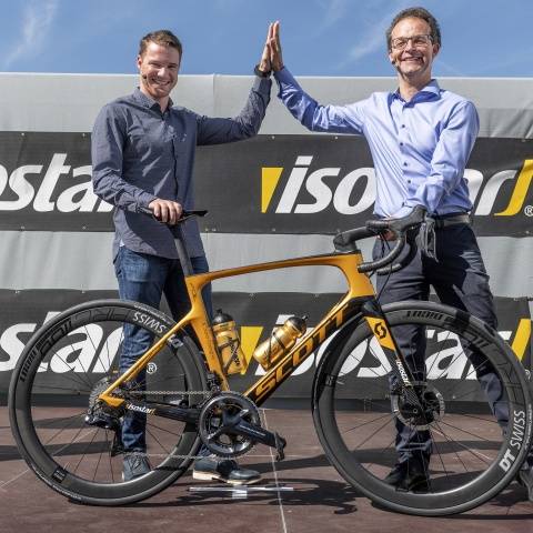 Arnold Furtwaengler, CEO Wander AG, übergibt Dario Cologna ein Goldvelo