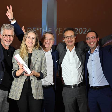 La fière équipe de Wander avec le prix Star of the Year